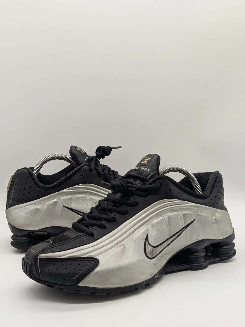 Nike Shox R4 Black Metallic Silver Shoes Mens Size 8.5 / Women's 10 104265-045